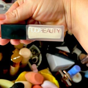 Huda beauty faux filter shade 1.7B Honey